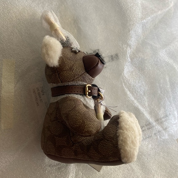 😍Coach Bear Bag Charm In Signature
Canvas - Picture 6 of 7